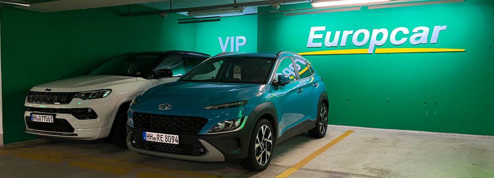 Europcar Autos auf dem Parkplatz die sich über TUI Cars buchen lassen