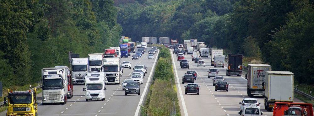 Verkehr auf einer Autobahn mit Europcar Autos