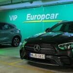 Ein Europcar Mercedes aus einem VIP Parkplatz