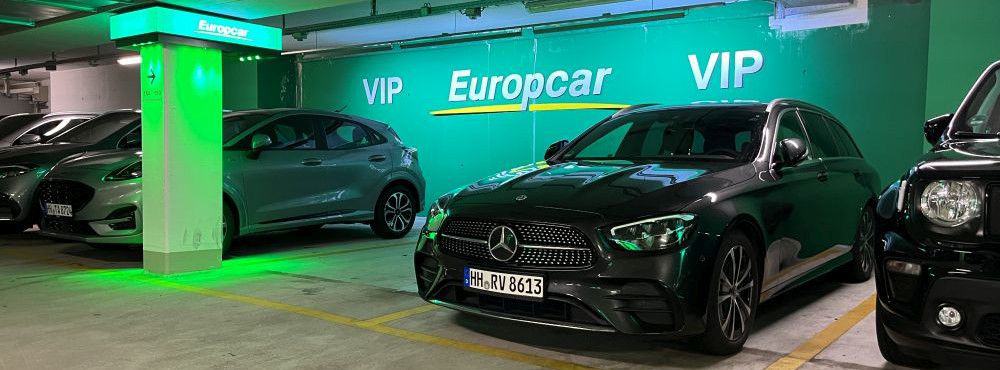 Ein Europcar Mercedes aus einem VIP Parkplatz