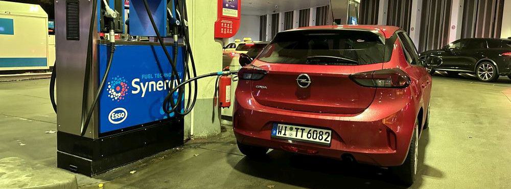 Ein Mietwagen von Europcar wird gerade an einer Tankstelle mit Super E10 betankt