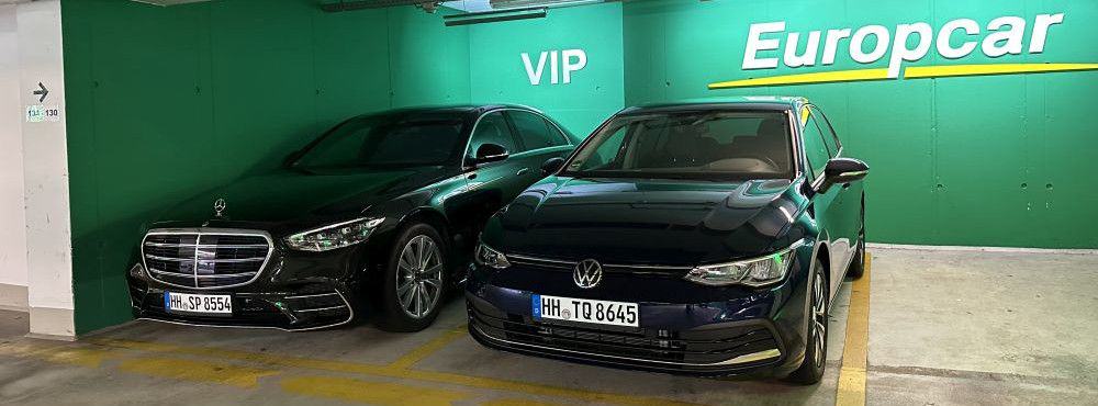 Ein Europcar VW Golf 8 parkt auf dem VIP Parkplatz