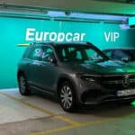 Elektrofahrzeuge in einem VIP-Bereich der Europcar-Tiefgarage, darunter ein Mercedes EQB.