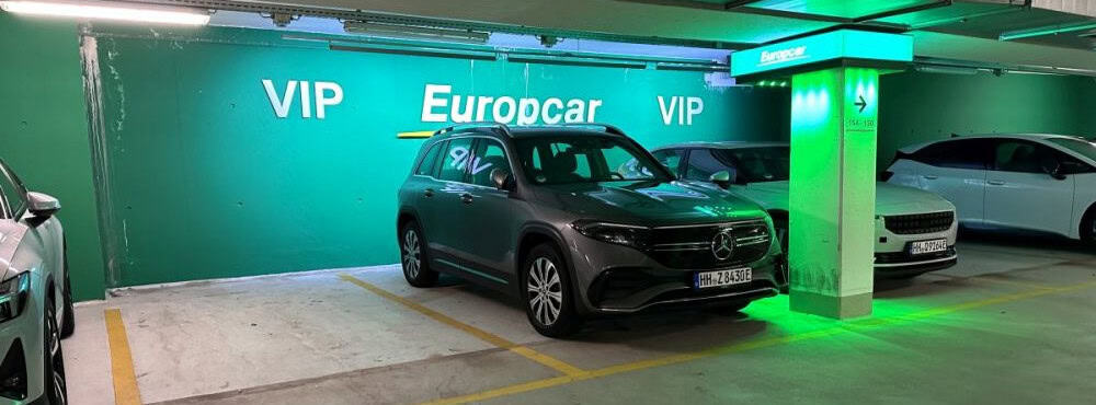 Elektrofahrzeuge in einem VIP-Bereich der Europcar-Tiefgarage, darunter ein Mercedes EQB.