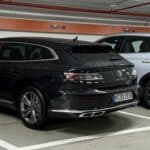 Sixt IDAR: Mittelklasse mit Automatik im Überblick Mehrere Mittelklasse-Mietwagen stehen nebeneinander in einer Sixt-Parkgarage, bereit zur Abholung.