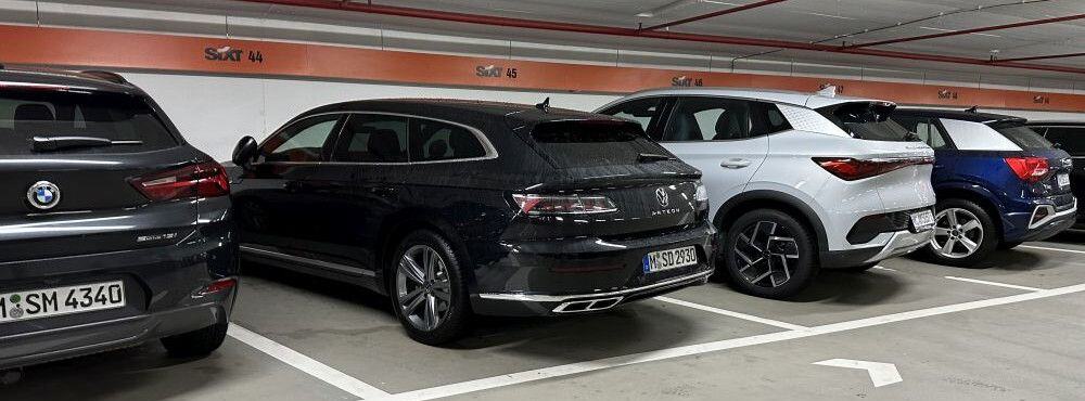 Mehrere Mittelklasse-Mietwagen stehen nebeneinander in einer Sixt-Parkgarage, bereit zur Abholung.