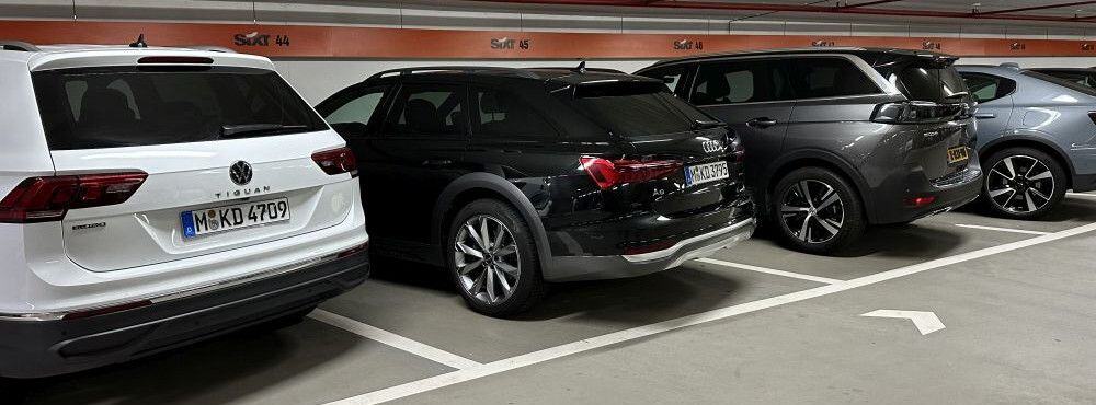 VW Tiguan als Mietwagen bei Sixt im Parkhaus. Moderner SUV in der Kategorie IVAR mit Automatikgetriebe und viel Platz für Familien und Gepäck.