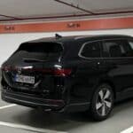 Ein schwarzer VW Passat Variant in einer Sixt-Tiefgarage, eingeparkt auf einem Stellplatz der Mietwagenkategorie IWAR.